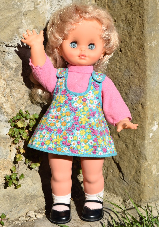 poupée Clodrey électrique marcheuse Carina