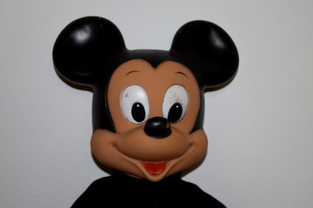 DISNEY - PELUCHE MICKEY 25 CM - jouéclub