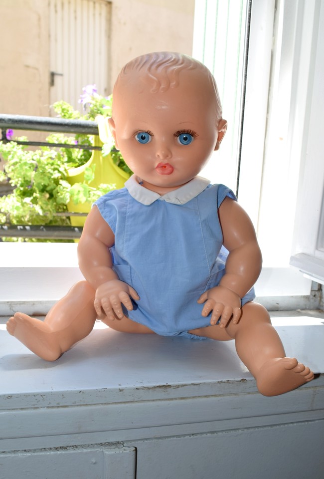 poupon Bella buveur mouilleur cheveux gravés