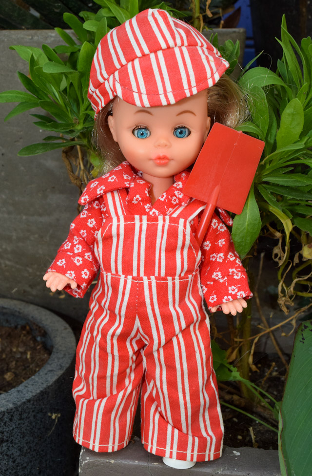 ancienne poupée de marque Bella, yeux dormeurs poupon jouet ancien robe