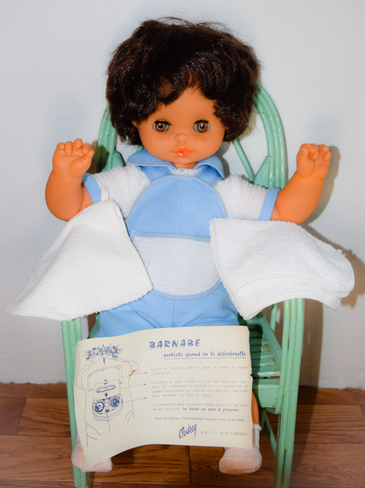 Barnabé, poupon Clodrey pleure quand on le débarbouille